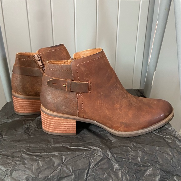 NIB Korks Sonya Distressed Leather Boot - Picture 3 of 10